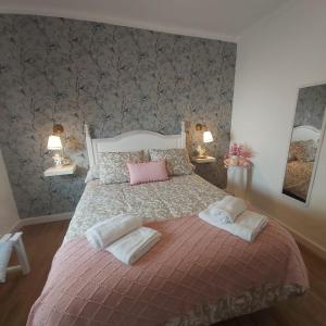 PujerraにあるCasa Rural Los Jilguerosの枕が2つ置かれたベッドのある寝室