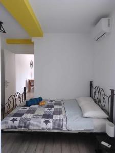 1 dormitorio con 1 cama con marco de hierro negro en Afionas Cottage, en Afionas