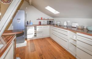 Beautiful Apartment In Bastiaにあるキッチンまたは簡易キッチン