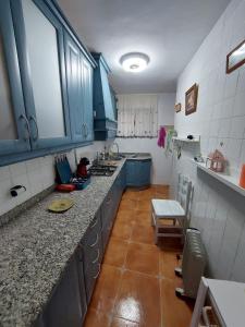 cocina con armarios azules y encimera en Casa Rural Los Jilgueros, en Pujerra