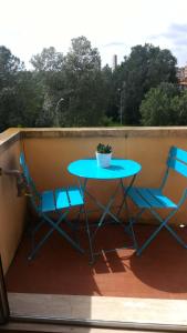 Benvenuti a casa في بيزا: طاولة وكرسيين على شرفة