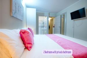 Posteľ alebo postele v izbe v ubytovaní Panorama lake view, pool & garden, 2 bathrooms, kingsize & single-beds, fast Internet