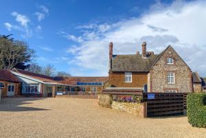 ein großes Backsteingebäude mit zwei Schornsteinen oben in der Unterkunft Caley in Hunstanton