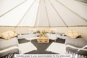 een kamer met 2 bedden in een yurt bij Intents VIP Zone @ Silverstone F1 in Whittlebury