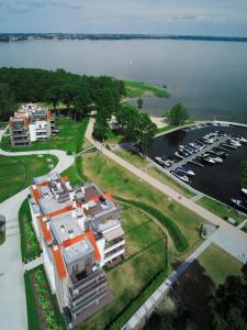 uma vista aérea de um parque de estacionamento ao lado de um lago em Nautica Resort em Giżycko