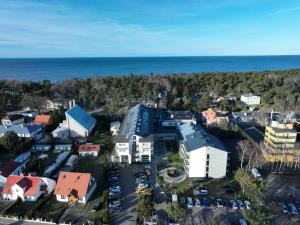 uma vista aérea de uma cidade com o oceano em Akces Medical Fit & Spa em Dźwirzyno