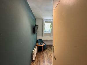 ein kleines Zimmer mit einem kleinen Tisch und einer Tür in der Unterkunft Di-Ann City Centre Hotel in Amsterdam
