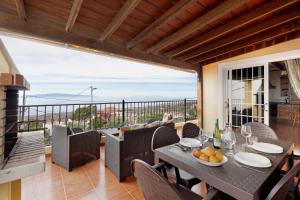 een eetkamer met een tafel en een balkon bij Casa Rural Tijoco by Paramount Holidays in Adeje