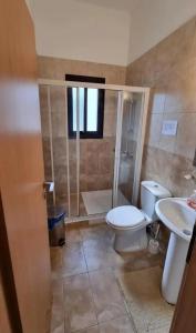 ピッソウリにある#Pissouri #Писсури 1+1bedのバスルーム(トイレ、シャワー、シンク付)