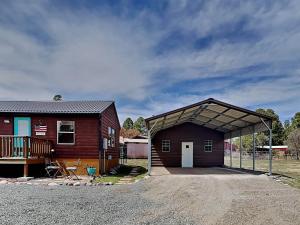 a house with a gambrel roof and a garage at Double Eagle 2 in Alto