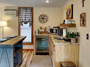 a kitchen with a counter top and a microwave at Double Eagle 2 in Alto +9 photos