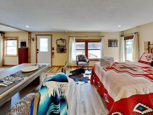 a bedroom with a bed and a table and a chair at Double Eagle 2 in Alto