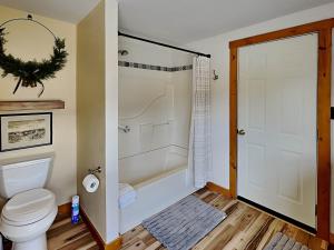 a bathroom with a toilet and a bath tub at Double Eagle 2 in Alto