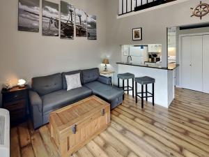 sala de estar con sofá y cocina en Sandpiper Shores, en Padre Island