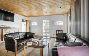 Χώρος καθιστικού στο 5 Bedroom Gorgeous Home In Thyholm