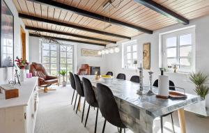 Χώρος καθιστικού στο 5 Bedroom Gorgeous Home In Thyholm