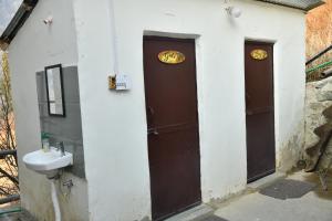 Vannituba majutusasutuses HimtrekStays Sethan, Heritage House, Manali