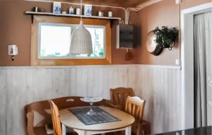 Restaurant o un lloc per menjar a Nice Home In Bollstabruk With House Sea View