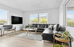 - un salon avec un canapé et une table dans l'établissement Amazing Home In Glesborg With 5 Bedrooms, Sauna And Indoor Swimming Pool, à Tvedhuse