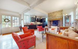 ein Wohnzimmer mit roten Stühlen und einem Kamin in der Unterkunft Stunning Home In Livarot-pays-dauge With Sauna in Sainte-Marguerite-des-Loges