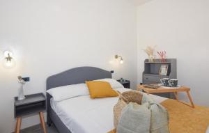 Schlafzimmer mit einem Bett und einem Tisch in der Unterkunft Nice Home In Santa Maria Del Focall With Wifi in Santa Maria Del Focallo
