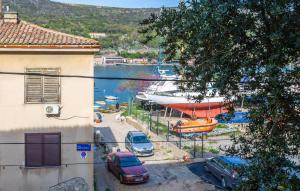 un groupe de voitures garées à côté d'un port de plaisance avec un bateau dans l'établissement Beautiful Apartment In Bakar With House A Panoramic View, à Bakar