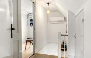 einen Flur mit einer Glastür, die in ein Zimmer führt in der Unterkunft 2 Bedroom Pet Friendly Home In Svaneke in Svaneke