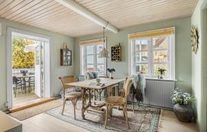 Un comedor con mesa y sillas en 2 Bedroom Pet Friendly Home In Svaneke, en Svaneke