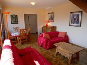ein Wohnzimmer mit einem roten Sofa und einem Tisch in der Unterkunft Appartement Annecy, 2 pièces, 4 personnes - FR-1-432-5 in Annecy