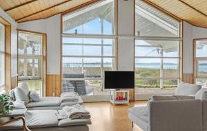 uma sala de estar com sofás e uma televisão de ecrã plano em Nice Home In Bog By With Wifi em Bogø By
