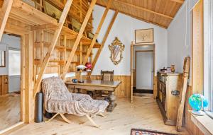 Camera in legno con scrivania e sedia. di Nice Home In Bog By With Wifi a Bogø By