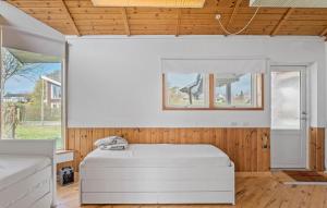 Ein Bett oder Betten in einem Zimmer der Unterkunft Nice Home In Bogø By With Wifi