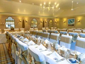 Ein Restaurant oder anderes Speiselokal in der Unterkunft Caley Hall 