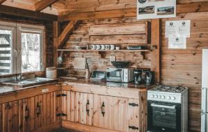 een keuken met houten kasten en een fornuis bij Lovely Home In Wersk With Kitchen in Wersk