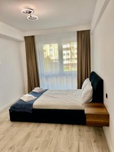 um quarto com uma cama grande e uma janela em Premium Residence ApartHotel em Oradea