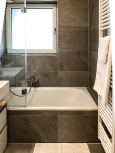 Bilik mandi di Zentrales Appartement im Alpin-Style in Garmisch