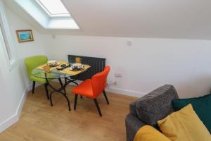 a small living room with a table and chairs at Cuckoo's Rest in Penryn