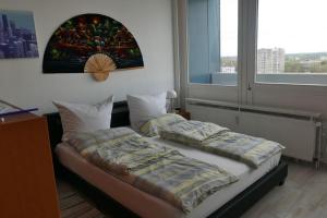 een slaapkamer met 2 bedden en een raam bij Weser-Panoramablick 10. OG. ColumbusCenter in Bremerhaven