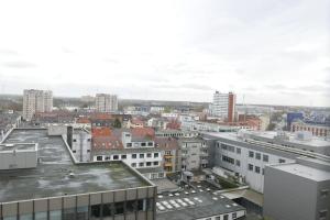 een uitzicht op de stad vanuit een gebouw bij Weser-Panoramablick 10. OG. ColumbusCenter in Bremerhaven