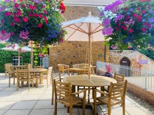 Ein Restaurant oder anderes Speiselokal in der Unterkunft Caley Hall 