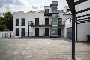 un gran edificio blanco con un balcón frente a él en Blauer Stein 7a WH01 - Apartment 3 SZ, 5 Betten, en Pulheim