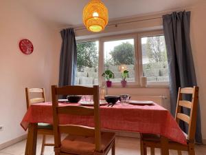 uma sala de jantar com uma mesa e uma janela em Taunus-FeWo em Stierstadt