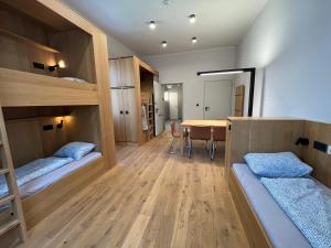 Zimmer mit 2 Etagenbetten und einem Tisch in der Unterkunft Ruttner Ház in Veszprém