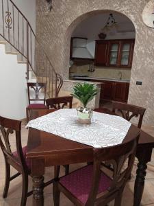 jadalnia ze stołem i rośliną w obiekcie Mare d'Amare w mieście Mazara del Vallo