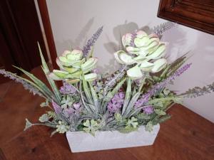 biała waza wypełniona kwiatami na stole w obiekcie Mare d'Amare w mieście Mazara del Vallo