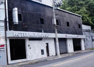 an old building with a hotel meuds sign on it at Hotel New House in São Paulo