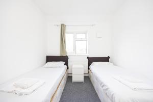 Säng eller sängar i ett rum på DAGENHAM 3 BEDROOMS2BATHS