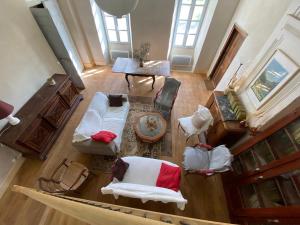 an overhead view of a living room with furniture at La grande maison de Tonio in Ossun