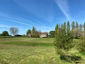 an old house in the middle of a field at Hunting Lodge - 10p - Le Mans 24hrs - private pool in Fercé-sur-Sarthe