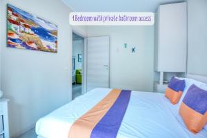 Posteľ alebo postele v izbe v ubytovaní Panorama lake view, pool & garden, 2 bathrooms, kingsize & single-beds, fast Internet